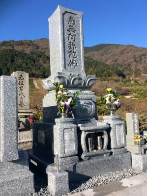 二段尺角型墓石　芝台・蓮華台（天山石）